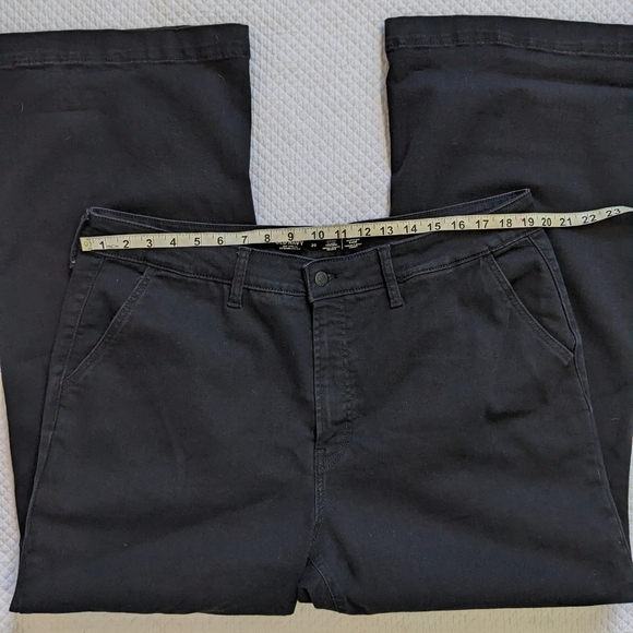 OLD NAVY Extra High Rise Flare 360° Stretch Pants - Picture 5 of 10